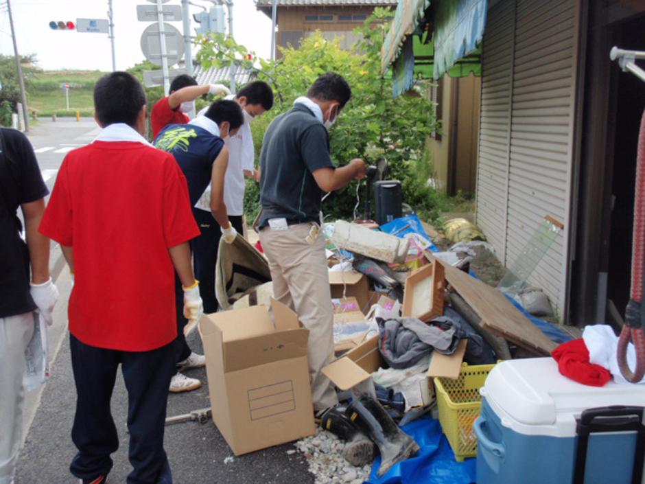 被災家屋の片付けを行う我孫子東高校の生徒の拡大写真